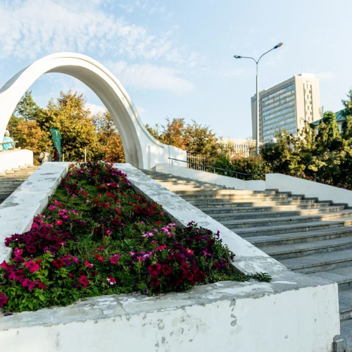Арка влюбленных в парке Черное озеро 